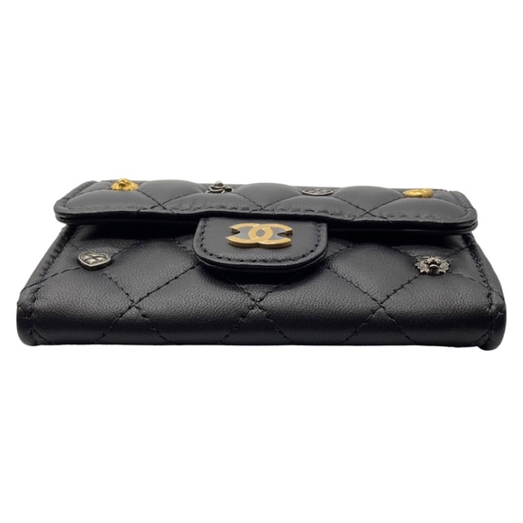 CHANEL BLACK 2023 CC LOGO LUCKY CHARM CLASSIC FLAP CARD HOLDER - Picture 4 of 13